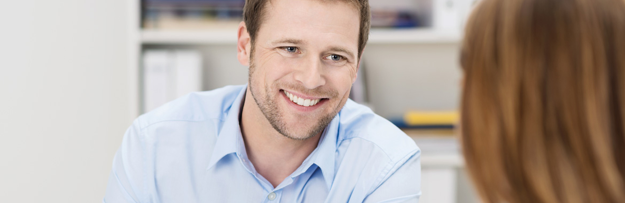 Symbolbild eines Angestellten im Gespraech