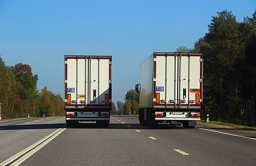 LKW-auf-Autobahn-TIR-Schilder
