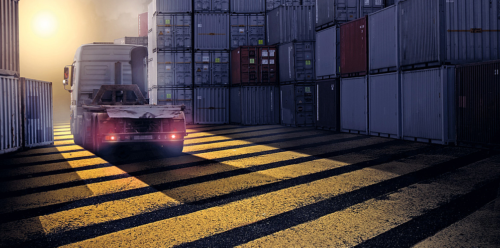LKW von Containern umringt
