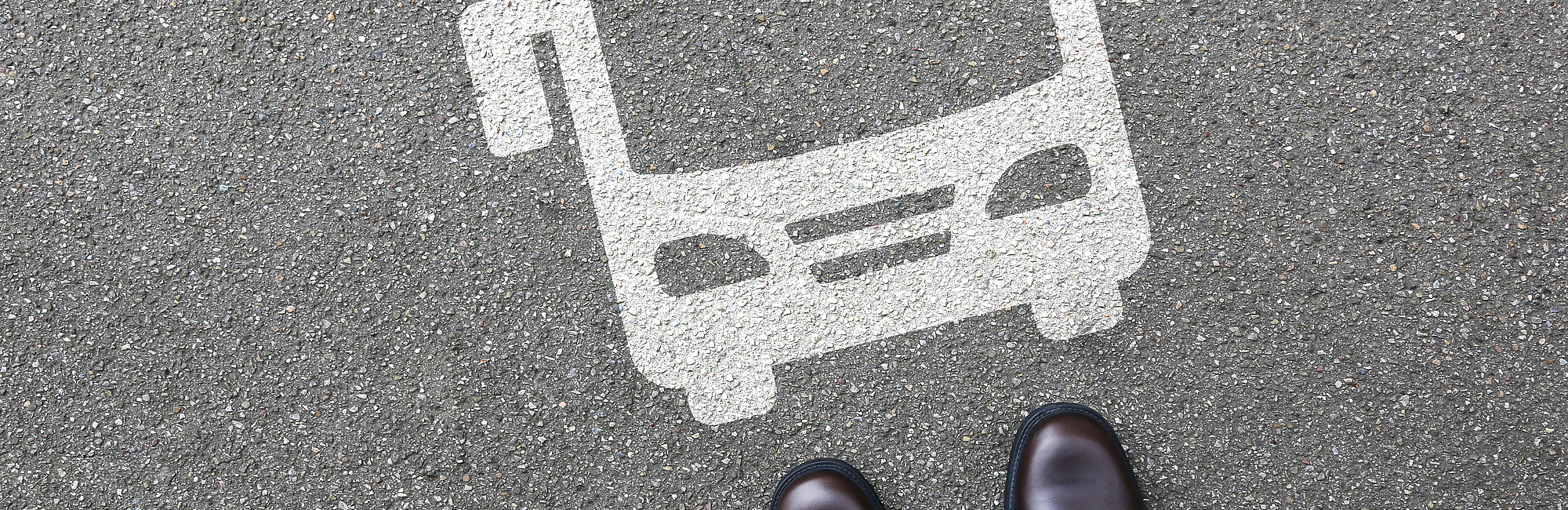 Symbolbild Reisecar Logo auf Asphalt