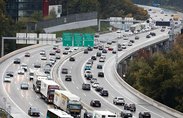 Symbolbild-ueberfuellte-Autobahn