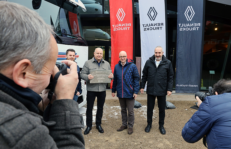 uebergabe renault trucks elkw an hugelshofer