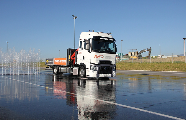 ASTAG LKW Bremstest auf nasser Fahrbahn