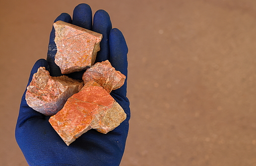 symbolbild-seltene-erde-yttrium-dysprosium-terbium-e-auto