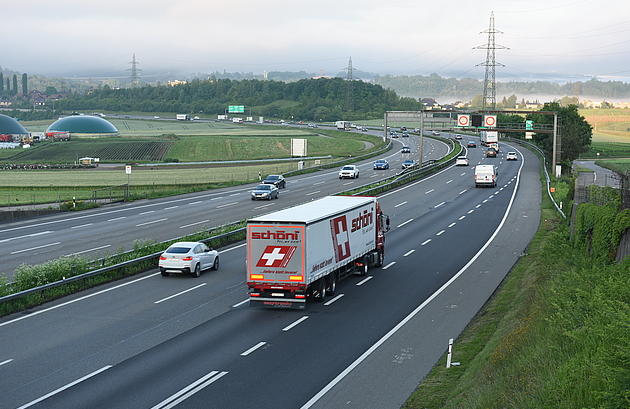 LKW auf Autobahn Schoeni Transport