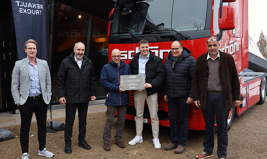 uebergabe-renault-trucks-elkw-an-schoeni-transport