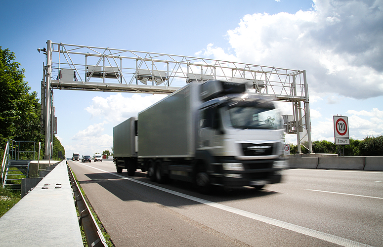 Symbolbild LKW auf Autobahn