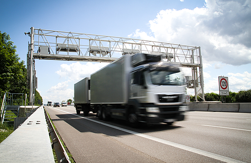 Symbolbild LKW auf Autobahn