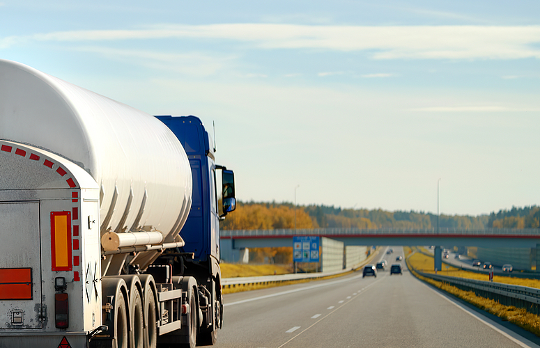 Tankwagen-LKW fährt auf Autobahn