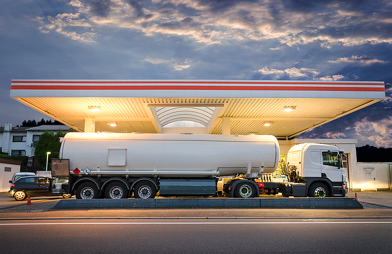 Tanklastwagen an Tankstelle