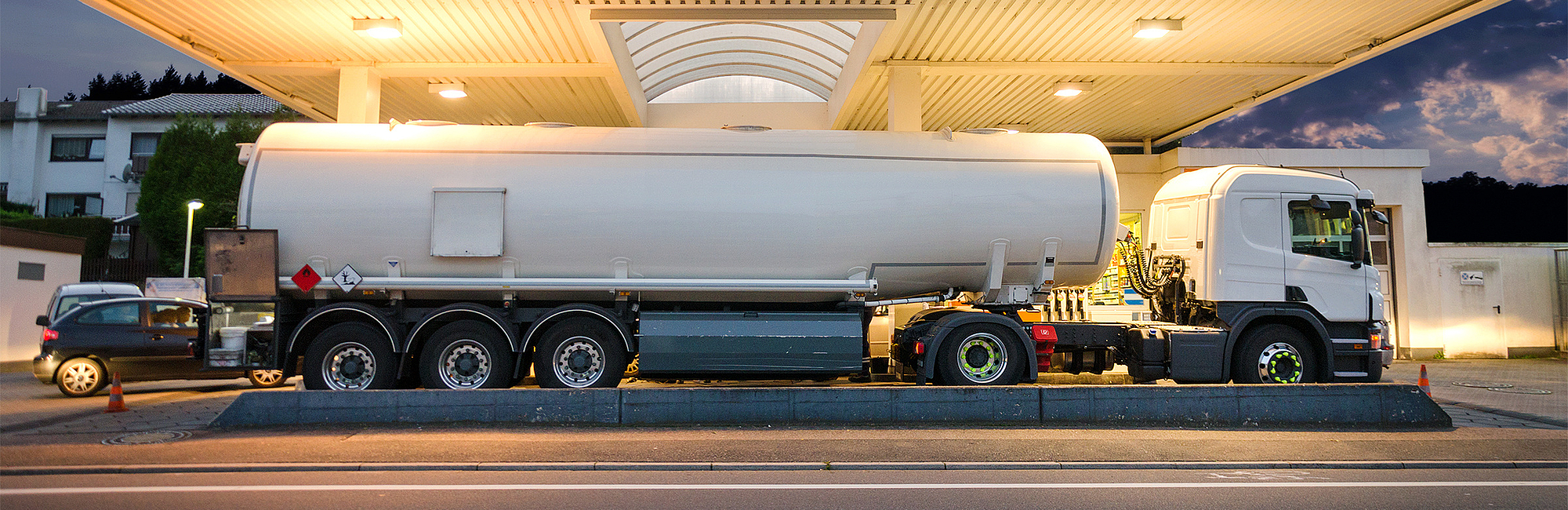 Tanklastwagen an Tankstelle