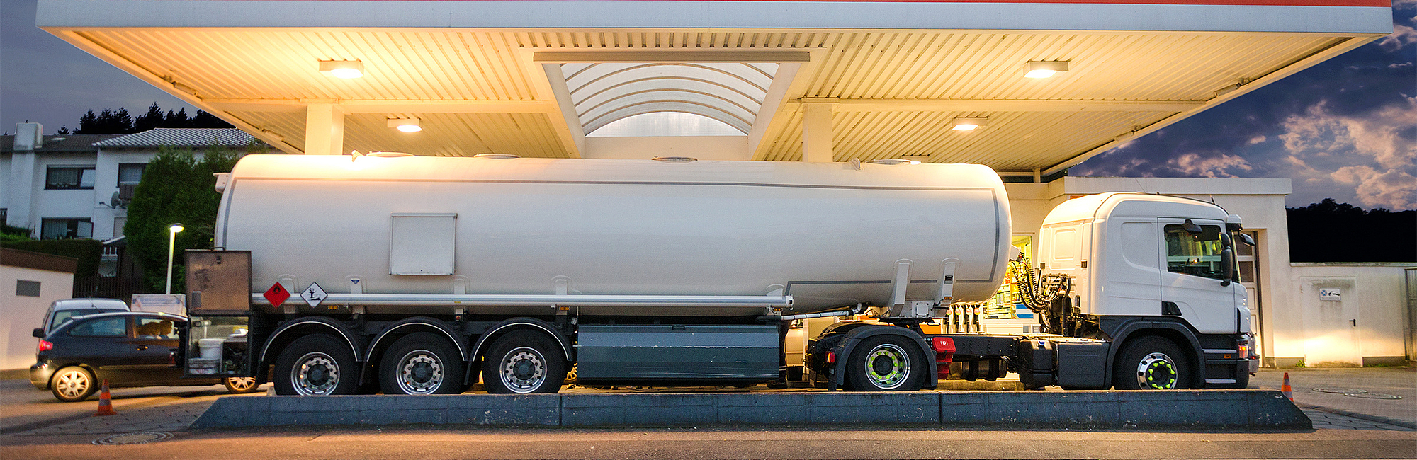 Tanklastwagen an Tankstelle