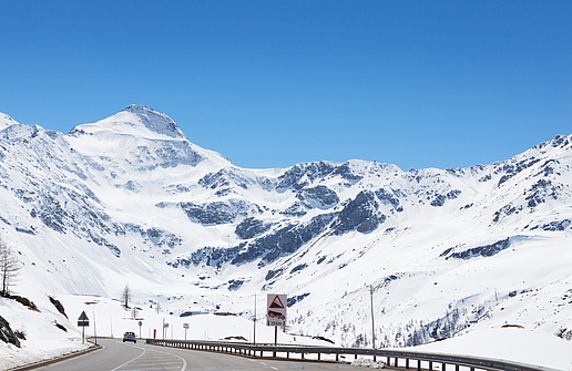 Symbolbild Strasse Simplonpass Winter