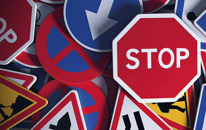 Illustration Verkehrsschilder Stop Vortritt Tempolimit