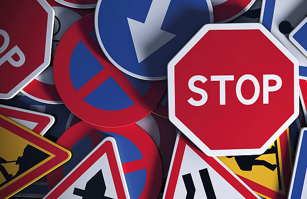 Illustration Verkehrsschilder Stop Vortritt Tempolimit